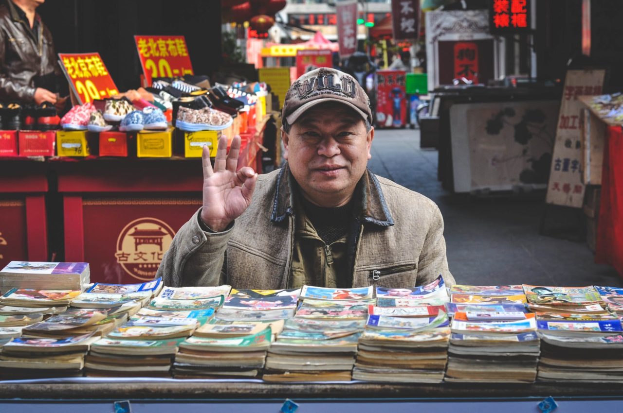 Un vendedor de libros asiático (Fuente: Pexels)