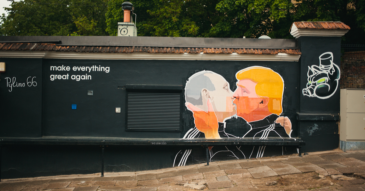 Mural representando un beso entre Trump y Putin (CC)