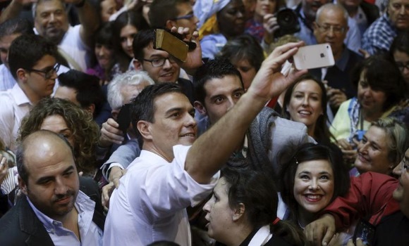 Pedro Sánchez con militantes del PSOE (Fuente: Agencia EFE)