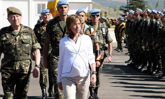 Carme Chacón, embarazada, pasando revista a las tropas (Fuente: Reuters)