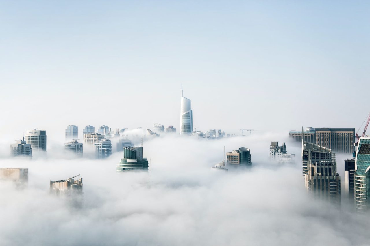 Una ciudad cubierta por el humo y las nubes (Fuente: Pexels)