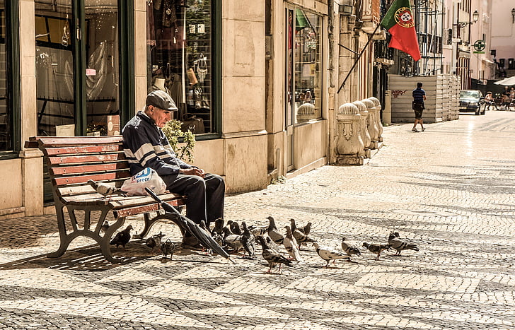 Un anciano alimentando a las palomas (Fuente: Agencias)