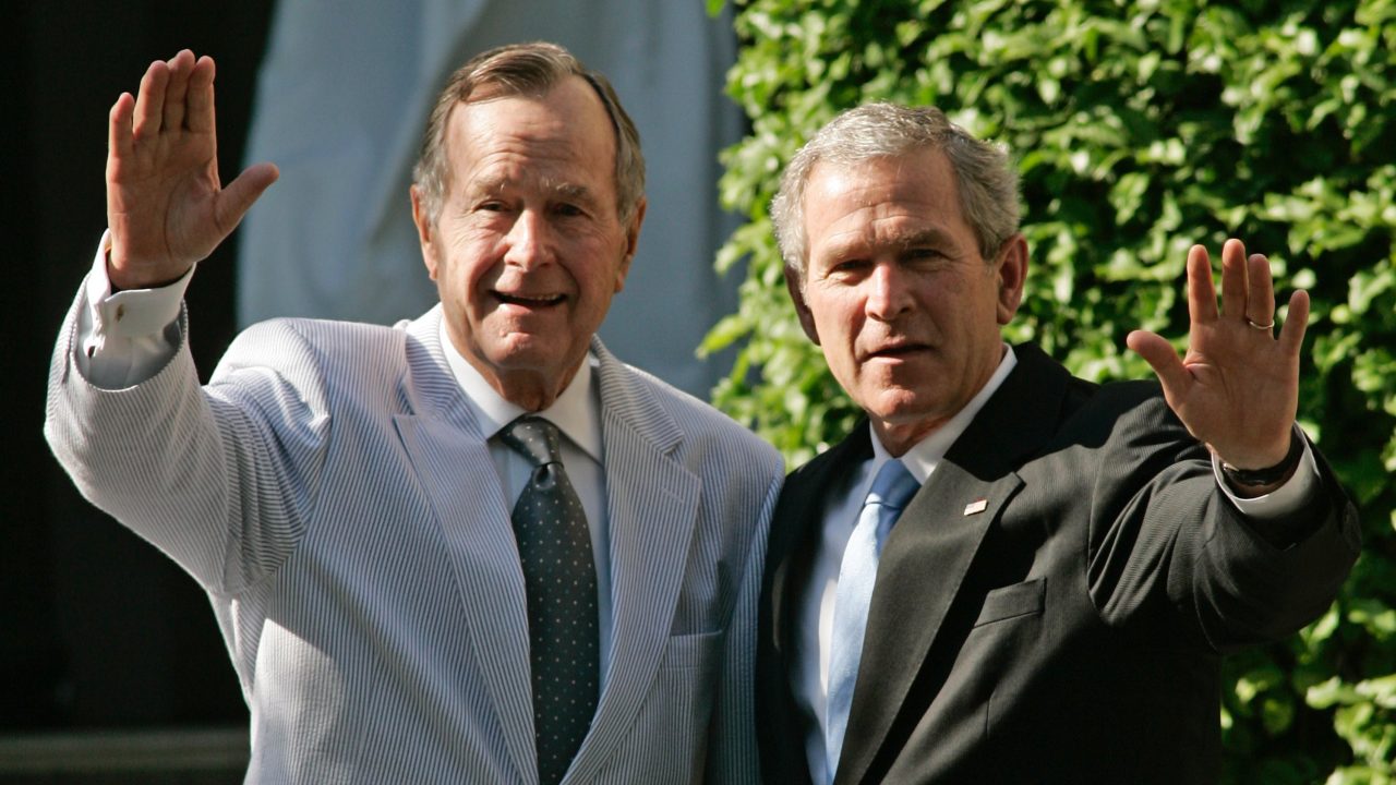 George Bush y George W. Bush, expresidentes de EEUU (Fuente: WCMU Public Radio)