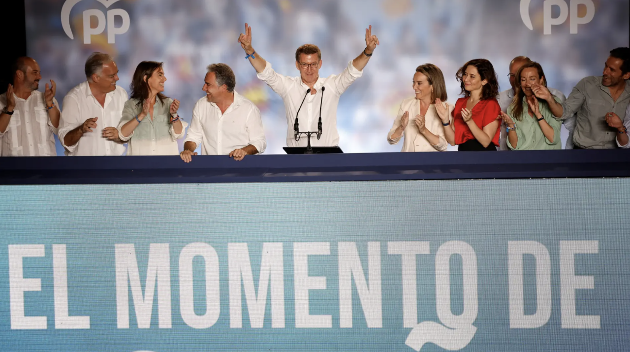 Feijóo saluda, desde el balcón de Génova, tras ganar las elecciones generales de 2023 (Fuente: PP)