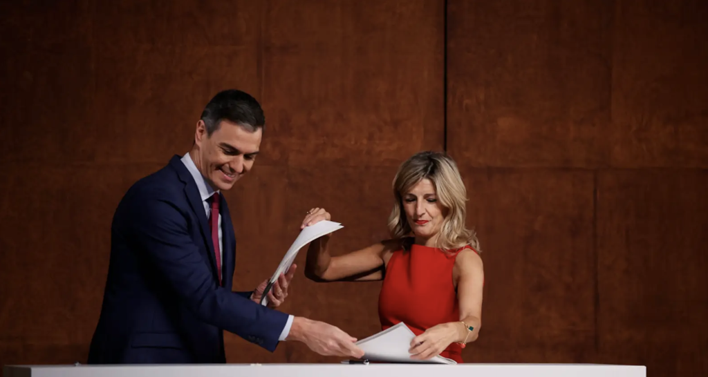 Pedro Sánchez y Yolanda Díaz firman su acuerdo de gobierno en verano de 2023 (Fuente: PSOE)