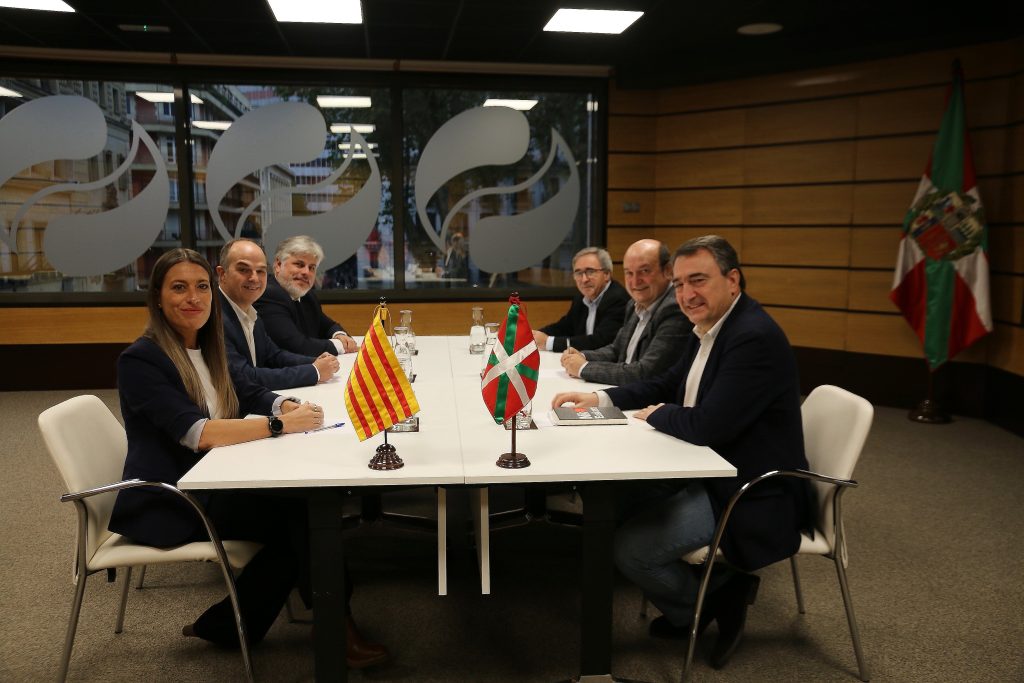 Miembros de Junts y el PNV en una reunión en la sede de los nacionalistas vascos (Fuente: PNV)