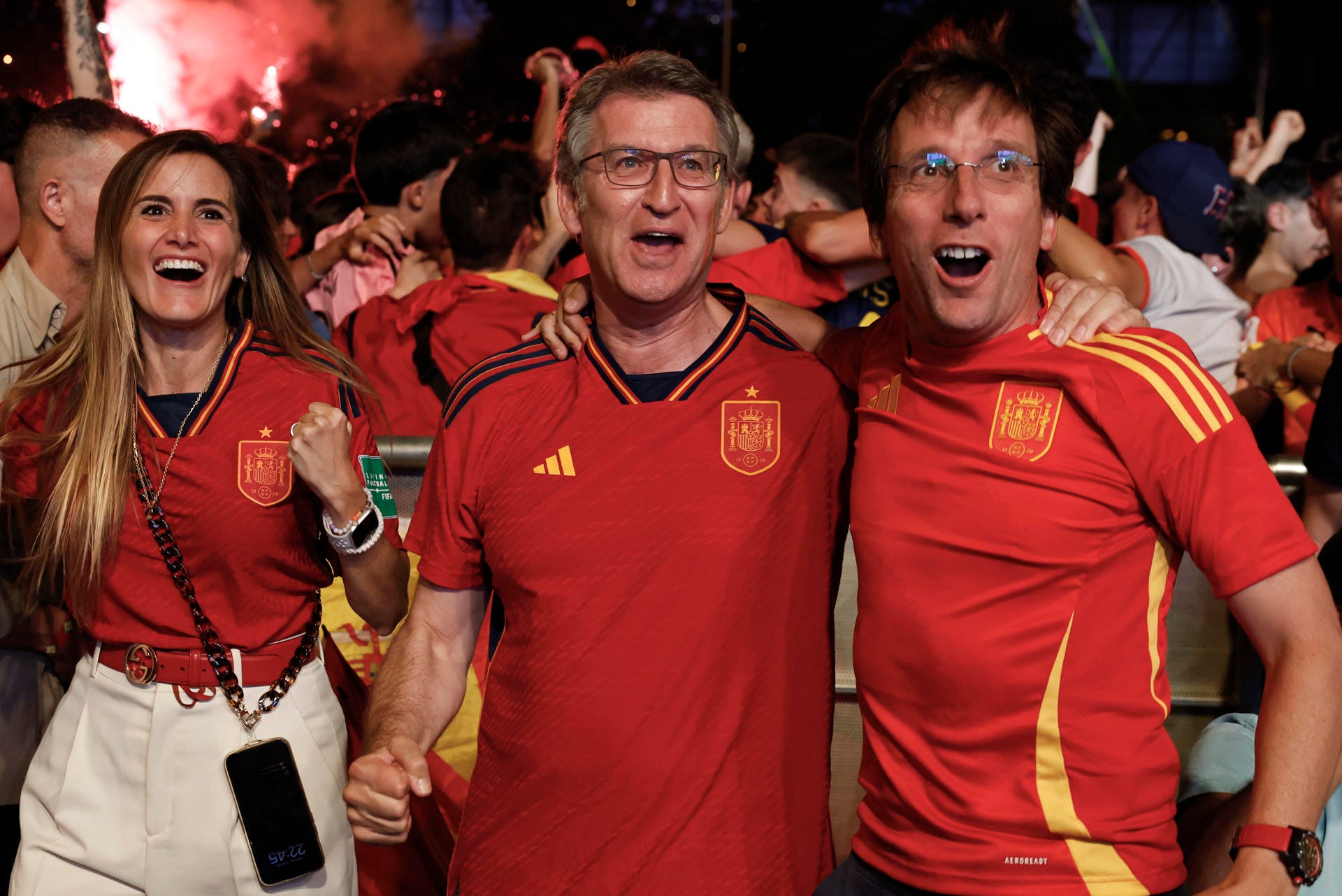 Alberto Núñez Feijóo y José Luis Martínez Almeida viendo a la Selección - Fuente: Chema Moya (Agencia EFE)